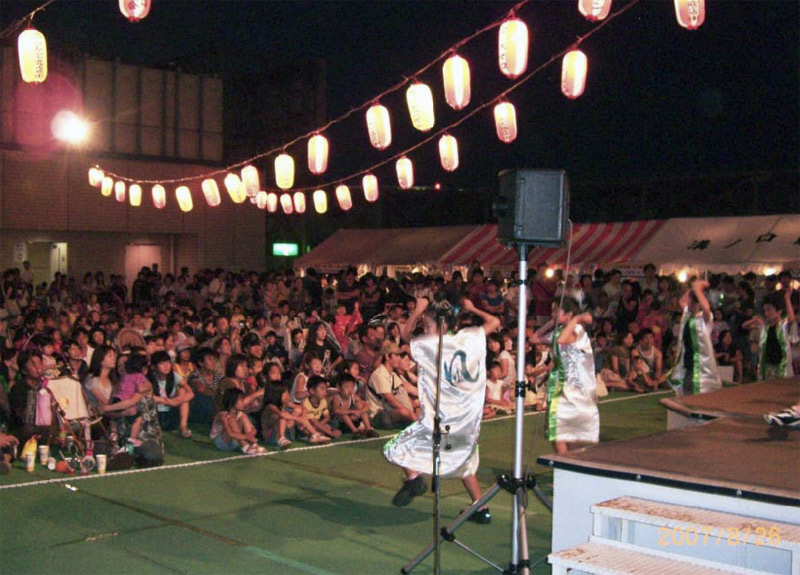 溝口ノクティ屋上で開催された「溝口駅前納涼盆踊り大会」に、南行徳スカイの応援を頂きSAKADO WINDSが出演しました。