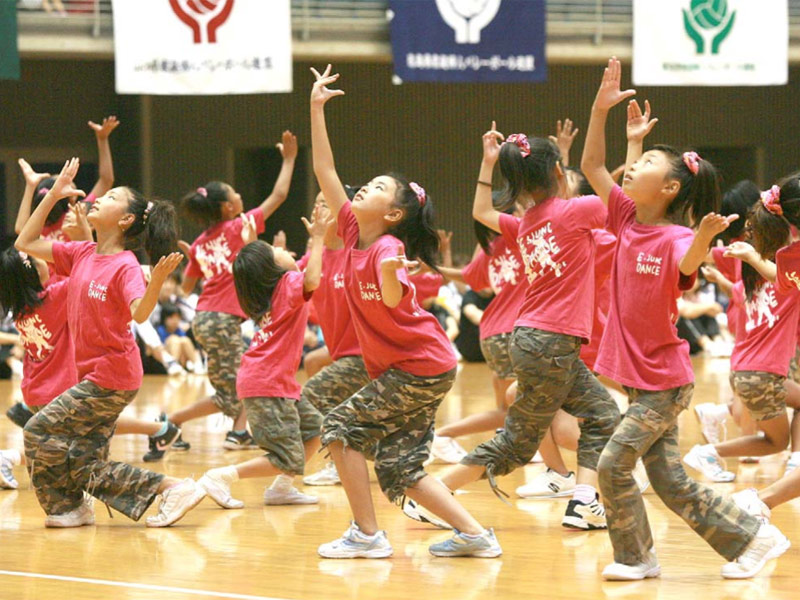 「向っ子ダンサーズ」「夢桜」「ＳＡＫＡＤＯ　ＷＩＮＤＳ」が、第39回全国ママさんバレーボール大会の交歓会に出演。
