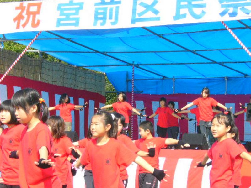 2008年10月19日、EMIダンスチーム（犬蔵中学校区地域教育会議の犬蔵中学校、犬蔵小学校、白幡台小学校の生徒・児童）が、第27回宮前区民祭に’初’参加しました。